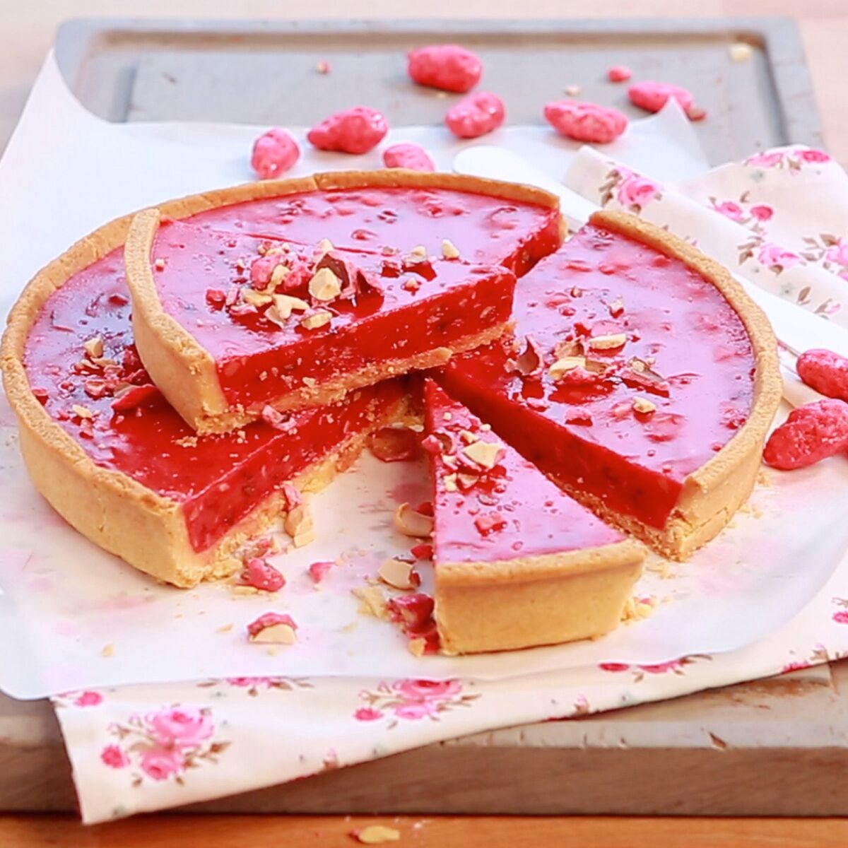 La recette de la tarte aux pralines roses en vidéo - Cuisine Actuelle