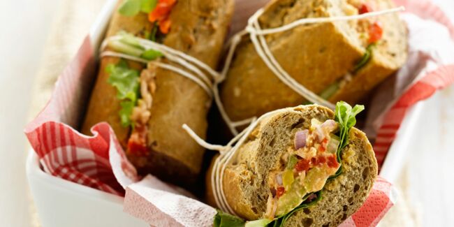 Sandwichs de pain complet au thon et aux légumes