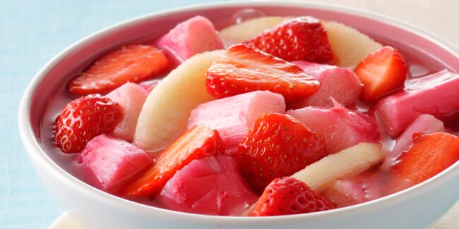 Salade de pommes et rhubarbe aux fraises