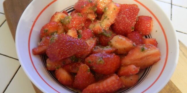 Salade de fraises au pesto sucré