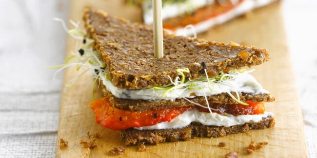 Sandwich végétarien au fromage frais, germes et tomates séchées