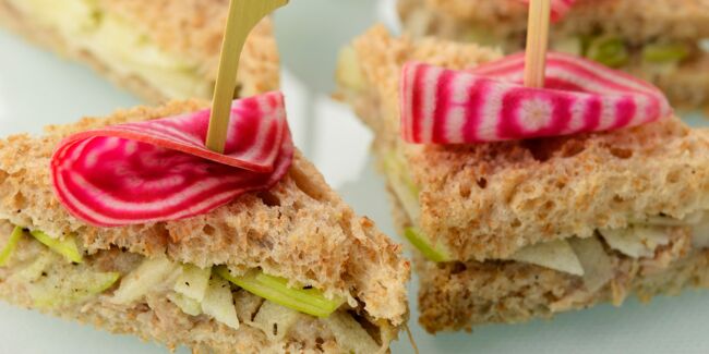 Sandwich original rillettes de canard, pomme verte et betterave choggia
