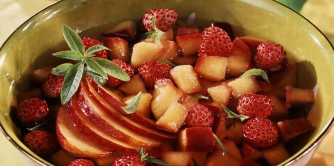 Soupe de nectarines et fraises des bois
