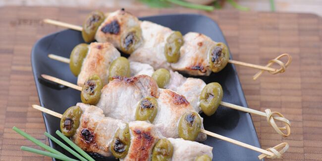 Brochettes de porc aux olives