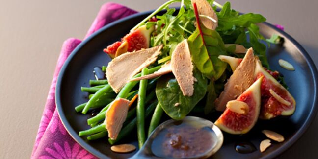 Salade mélangée au foie gras et chutney de figues