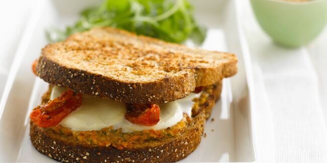Sandwich chaud végétarien, mozzarella, pesto et tomates confites