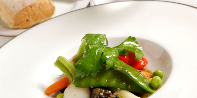 Escargots de Bourgogne en fricassée de jeunes légumes