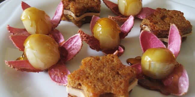 Etoiles de foie gras de canard sur pain d’épices perdu et litchis en gelée de sirop d’érable
