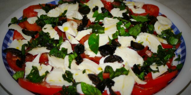 Salade de tomates, mozzarella et basilic