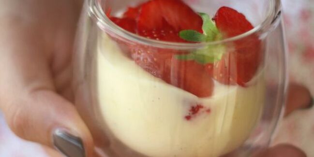 Verrines de crème à la vanille et fraises