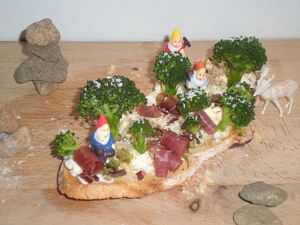 Tartine de Saint Morêt, brocolis et jambon cru façon bûche de Noël