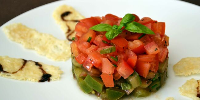 Tartare de tomates aux fines herbes, vinaigre de xérès et huile d'olive au basilic