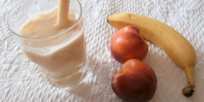 Smoothie mangue, banane, nectarine jaune et lait de coco