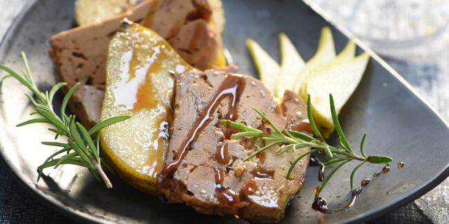 Foie gras poêlé aux poires confites et au vin jaune