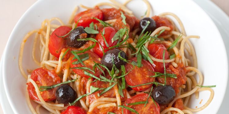Spaghettis tomates, olives et basilic