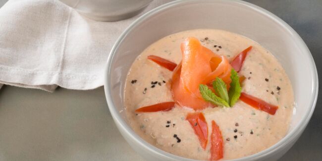 Soupe froide au yaourt et au saumon