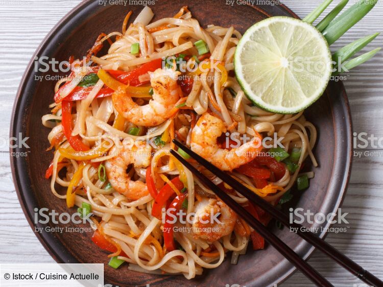 Brochette de crevettes et vermicelles de riz en bouillon asiatique