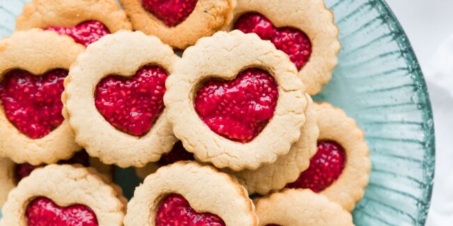 Biscuits à la framboise en forme de cœur