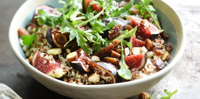 Salade de figues, quinoa, roquette, amandes et raisins secs