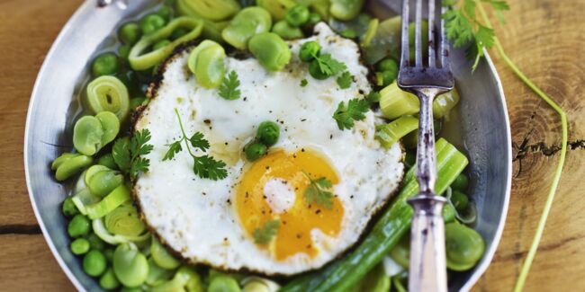 Poêlée de légumes verts et œuf au plat facile : découvrez les recettes de  Cuisine Actuelle