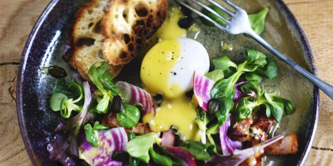 Salade de mâche betterave lardons et œuf mollet