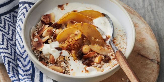 Muesli au yaourt et aux poires facile et rapide : découvrez les recettes de  Cuisine Actuelle