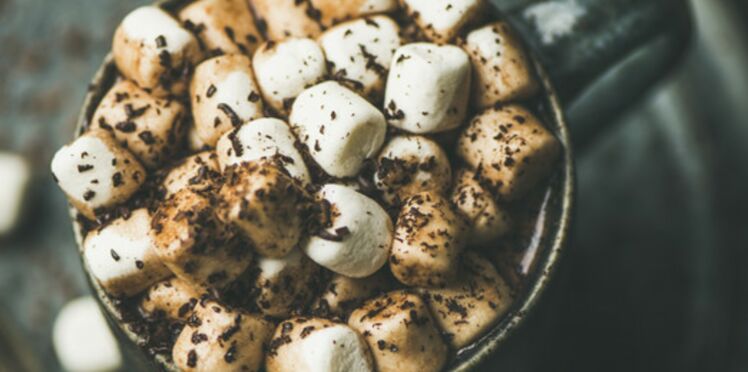 Chocolat chaud aux mini marshmallows et chocolat rapé