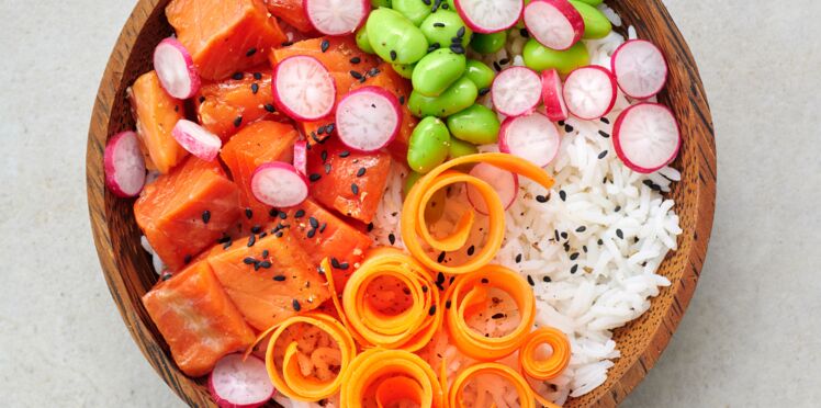 Poke bowl de saumon, edamame, carottes et radis
