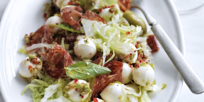 Salade antipasti avec salami et bocconcini 		