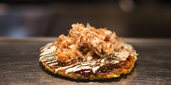 Qu'est-ce que l'okonomiyaki, cette sorte de crêpe salée originaire du Japon ?