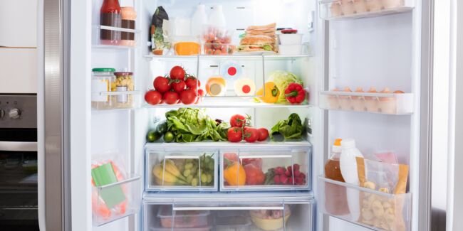 Comment stopper les mauvaises odeurs dans le frigo ? 6 astuces pour les éliminer