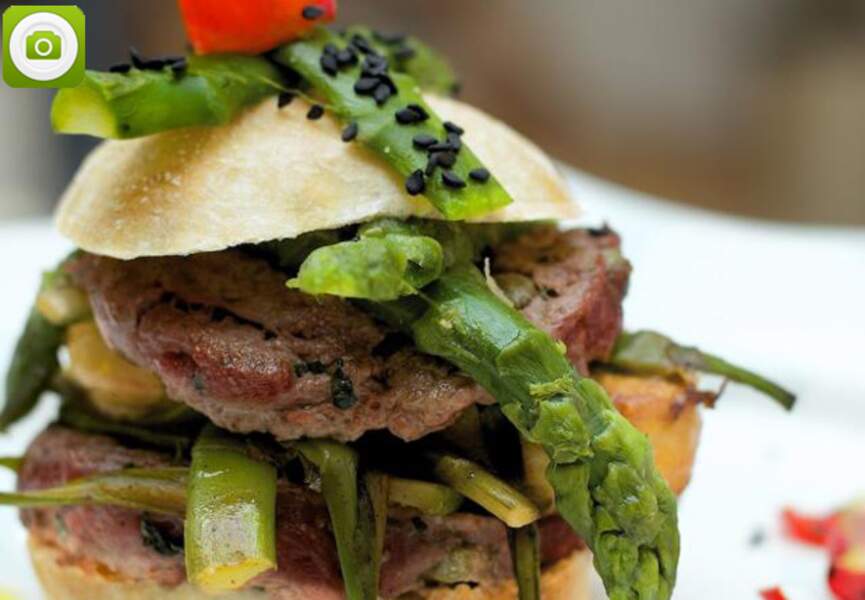 Le burger Boeuf effilé, foie gras et asperges du Chef Est Une Femme