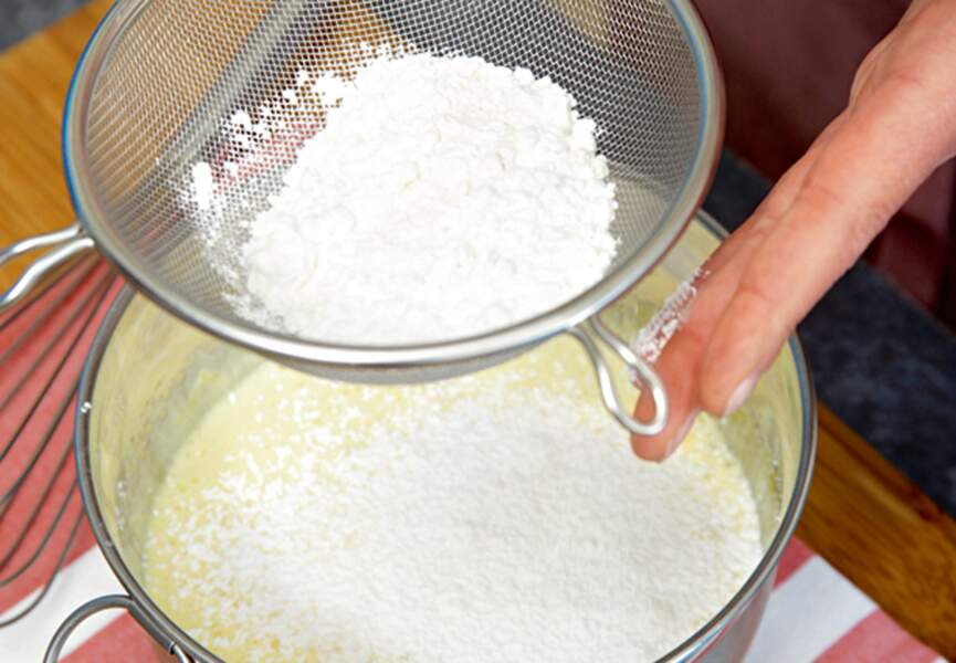 Etape 3 : Ajoutez la farine et la Maïzena