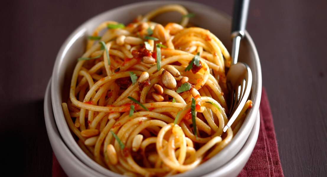 Spaghettis au pesto de tomate et pignons de pin