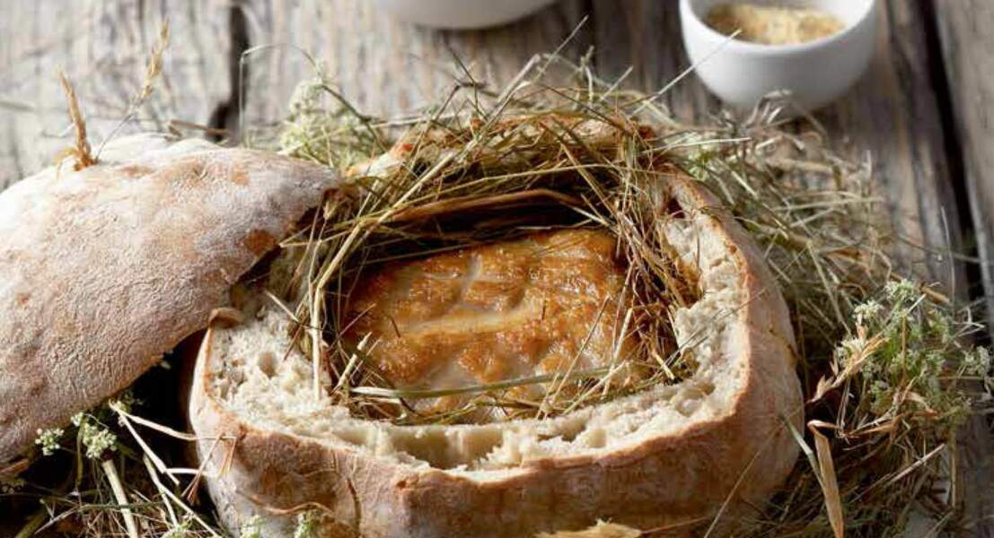 Selle d'agneau en croûte de foin de cistre, épices au loup, purée de pomme de terre aux cèpes de Régis Marcon