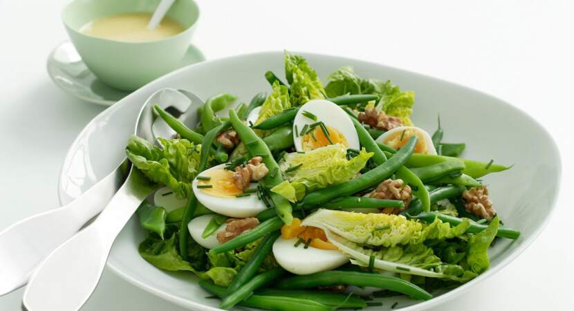 Salade de haricots verts frais aux oeufs et aux noix