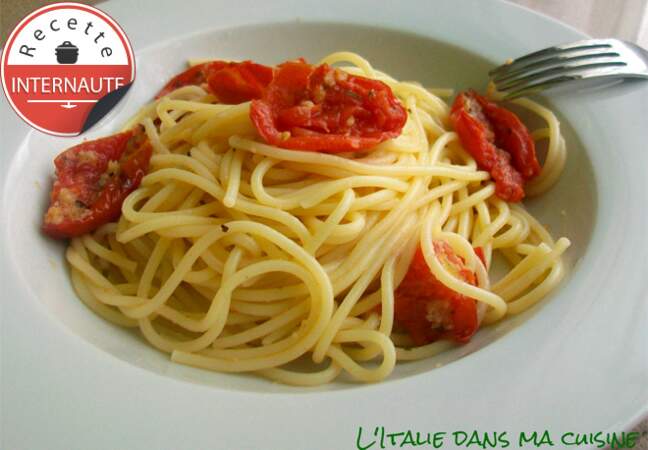 Les spaghetti et tomates-cerises au four à la mode de Brindisi de l'Italie dans ma cuisine