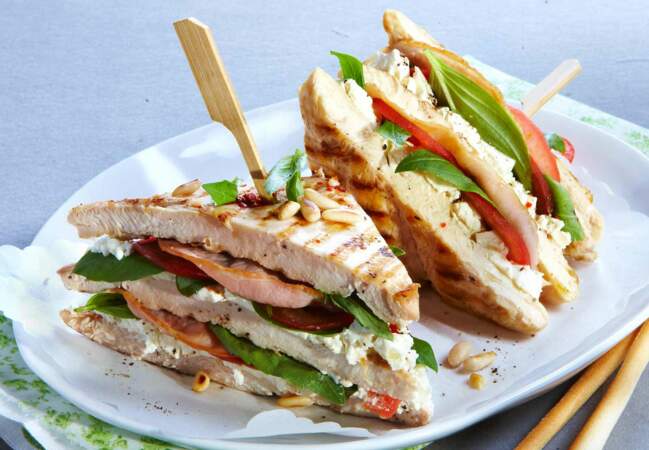 Club sandwich de poulet au bacon et basilic