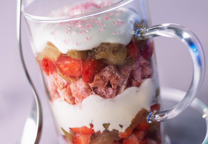 Trifle fraise-rhubarbe au chocolat blanc