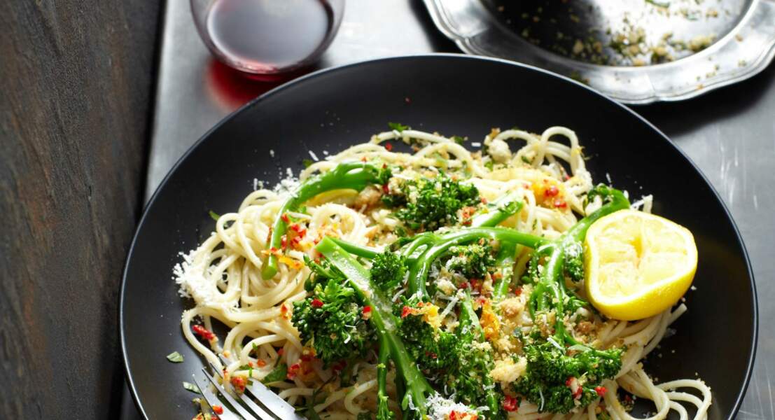 Spaghettis aux brocolis et parmesan râpé
