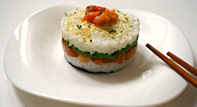 Sushi cake saumon avocat