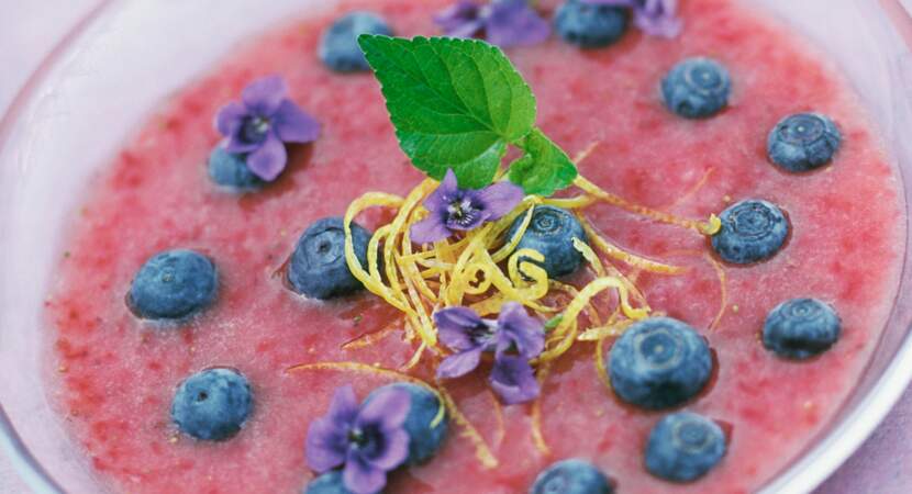 Soupe de fraise aux myrtilles et aux violettes
