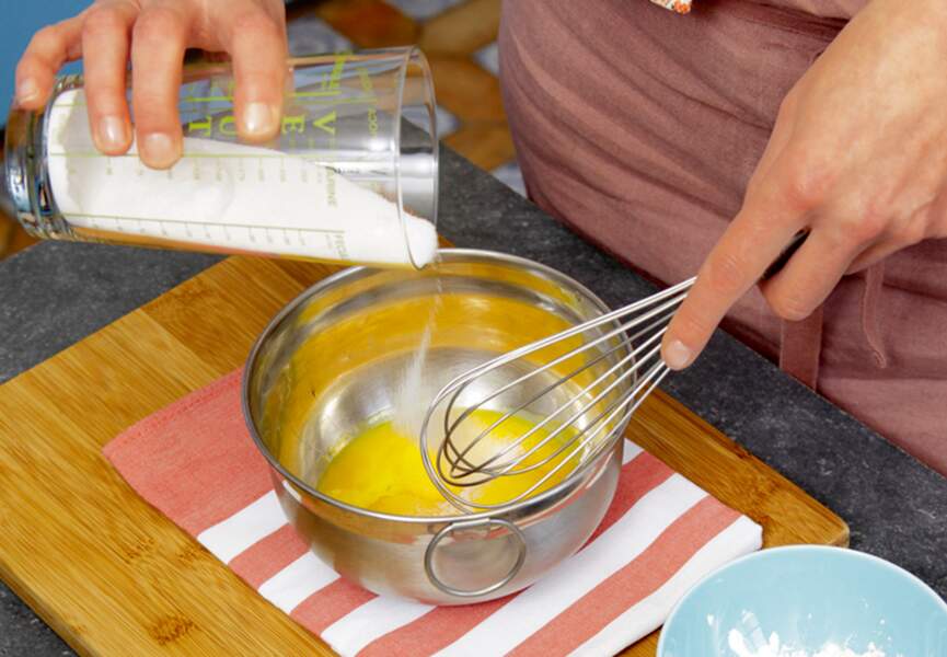 Etape 2 : Fouettez les jaunes d’œufs et le sucre