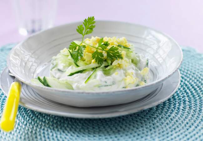 Salade de concombre à l'oeuf dur et au fromage blanc