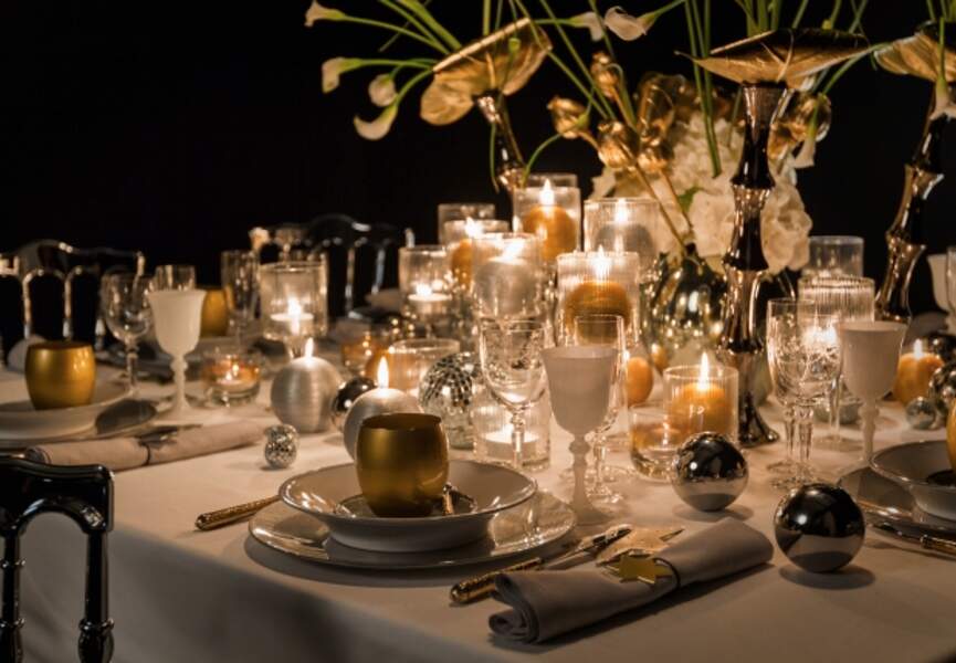 Une table de fête en blanc et or