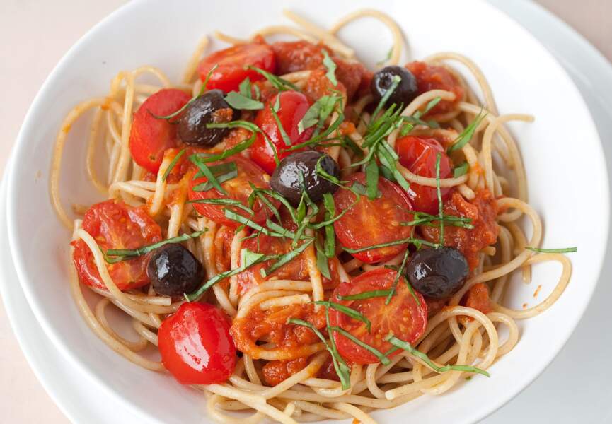 Spaghettis tomates, olives et basilic