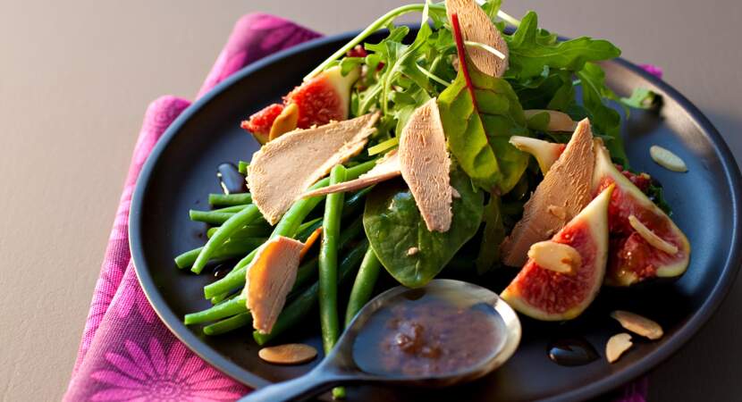 Salade mélangée au foie gras et chutney de figues