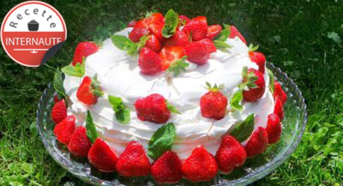 Gâteau meringué aux fraises façon pavlova et sirop de rose à la cardamone