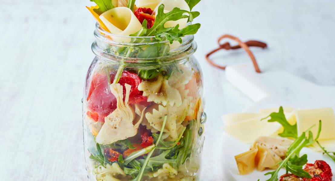 Salade de pâte et légumes marinés en bocal