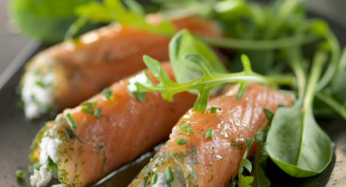 Rouleaux de saumon fumé sur salade